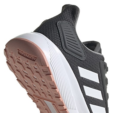 Skor från Adidas. Modellen heter Duramo 9 och färgen är grå rosa och vit. Artikelnummer EG8672_1